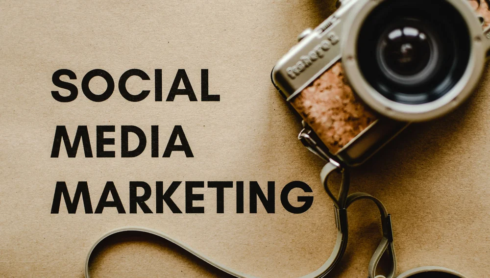 Kamera vintage dengan tulisan Social Media Marketing - artikel strategi promosi media sosial Yasma Natura