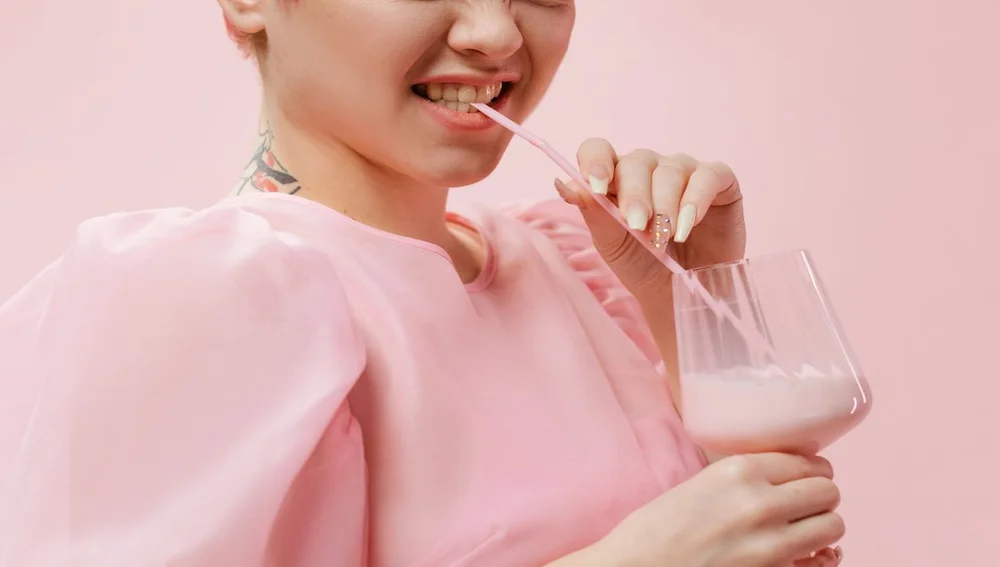 Wanita meminum minuman collagen strawberry milkshake untuk kecantikan, bisnis maklon Yasma Natura