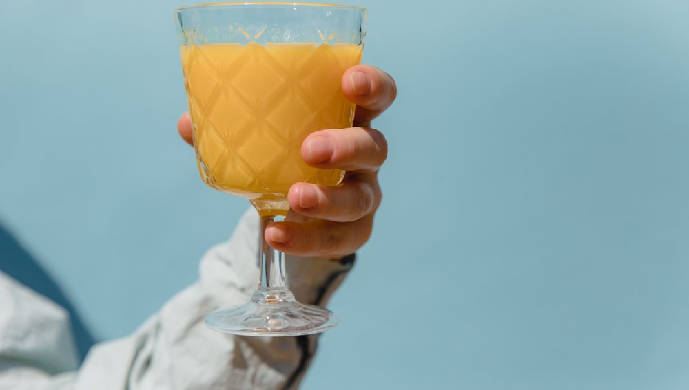 Gelas jus jeruk bening segar untuk kesehatan - Yasma Natura Maklon Minuman Serbuk