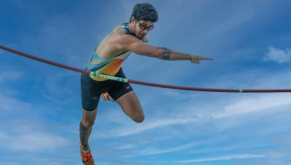 atlet loncat galah pole vault — ilustrasi peluang bisnis minuman serbuk untuk atlet dan pria aktif